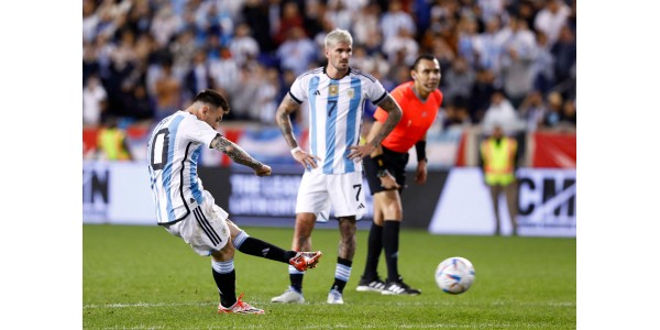 Messi teki 2 maalia 3 minuutissa ja teki vapaapotkun